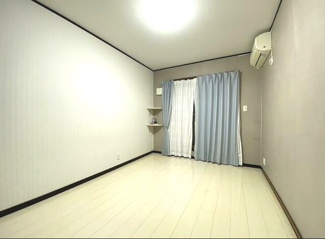 【洋室】 | 茂原市小林　中古戸建 | 平成22年8月築7SLDK2世帯住宅敷地約147坪 駐車6台可LDK約19.5帖都市ガスウッドデッキ