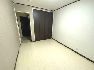 【洋室】 | 茂原市小林　中古戸建 | 平成22年8月築7SLDK2世帯住宅敷地約147坪 駐車6台可LDK約19.5帖都市ガスウッドデッキ
