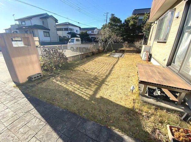 茂原市小林　中古戸建の庭|平成22年8月築7SLDK2世帯住宅敷地約147坪 駐車6台可LDK約19.5帖都市ガスウッドデッキ