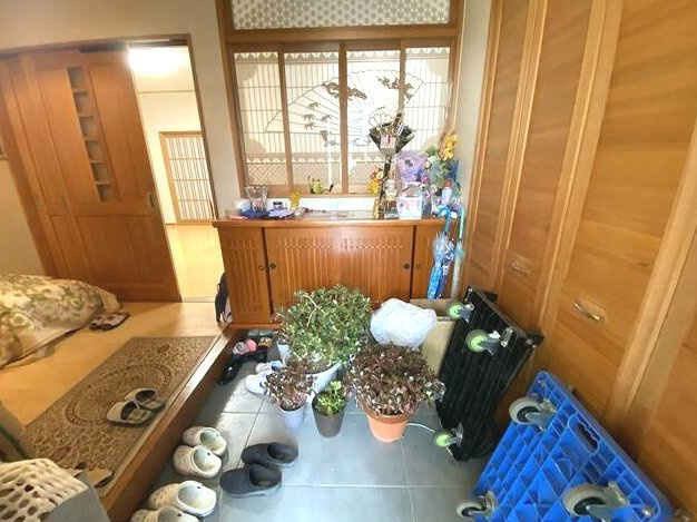 茂原市小林　中古戸建の玄関|平成22年8月築7SLDK2世帯住宅敷地約147坪 駐車6台可LDK約19.5帖都市ガスウッドデッキ