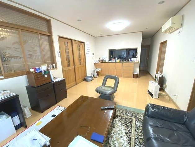 茂原市小林　中古戸建の居間・リビング|平成22年8月築7SLDK2世帯住宅敷地約147坪 駐車6台可LDK約19.5帖都市ガスウッドデッキ