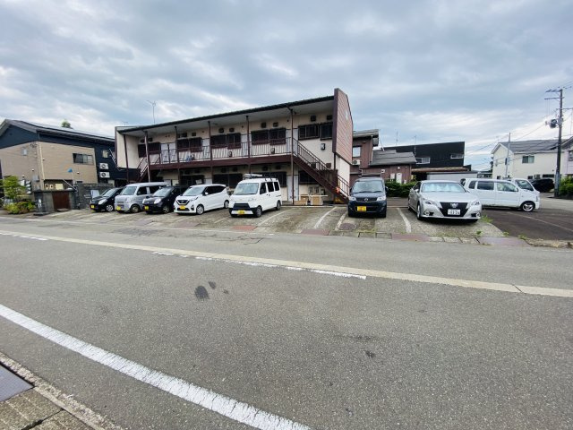青山ハイツの駐車場|駐車場に車を止められます