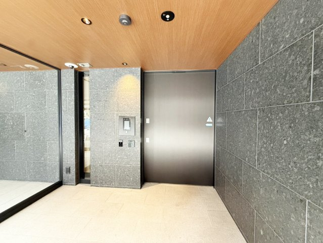 ブランズ御池西洞院|オートロック付きのエントランスです。