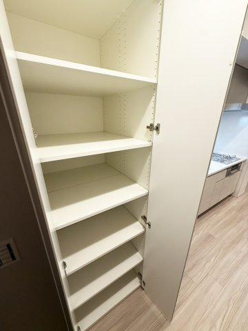 ブランズ御池西洞院の収納|キッチン横の収納です。