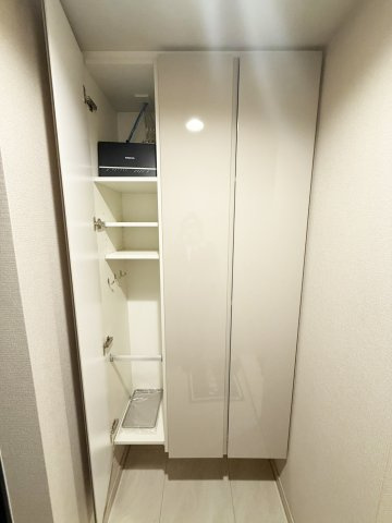 ブランズ御池西洞院の玄関|玄関のシューズボックスです。