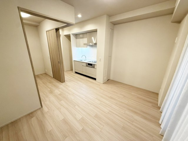 ブランズ御池西洞院の洋室|LDK約10.4帖は隣接の洋室約4.1帖と一体の空間としてご使用いただけます。