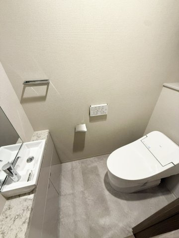 ブランズ御池西洞院のトイレ|温水洗浄便座付きトイレです。