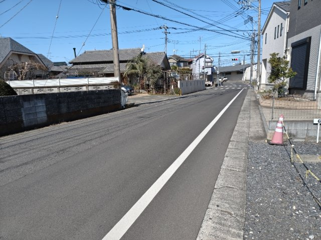 川越市的場戸建の前面道路含む現地写真