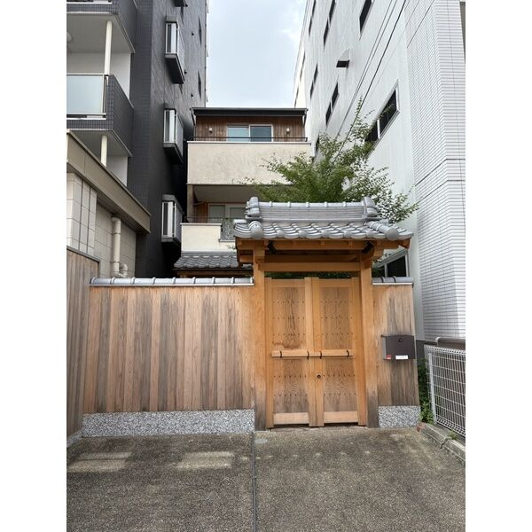 東区泉三丁目　店舗付戸建の外観