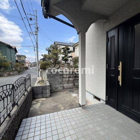 東香里南町戸建のエントランス
