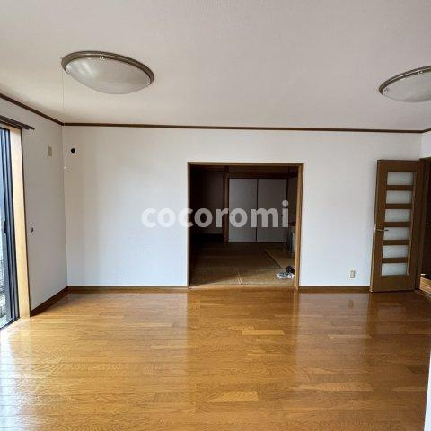 東香里南町戸建の居間・リビング