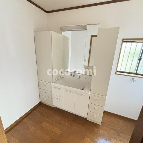 東香里南町戸建の洗面所