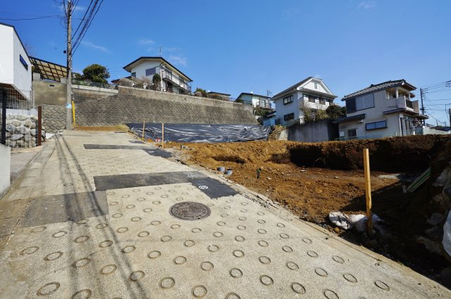 【横浜市旭区笹野台4丁目40-13全3棟新築戸建て】★仲介手数料無料★（笹野台小学校・希望が丘中学校）の前面道路含む現地写真