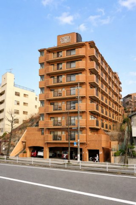【外観】 | ライオンズマンション大倉山第10 | ◆堂々たる趣ながら、主張し過ぎずどこか余裕を感じさせるシャープなフォルムで佇む邸宅は、晴天の空と照らし合わせる事で、本来あるべき完成形の姿を見せてくれます。