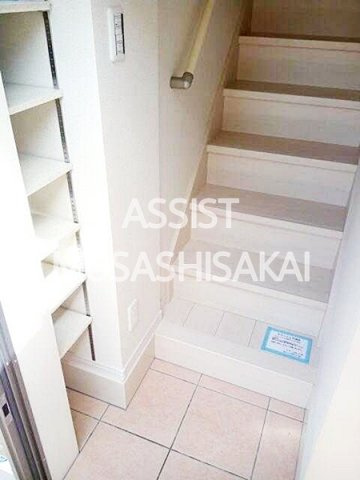 武蔵野テラスの玄関|写真：設備同仕様の別物件です