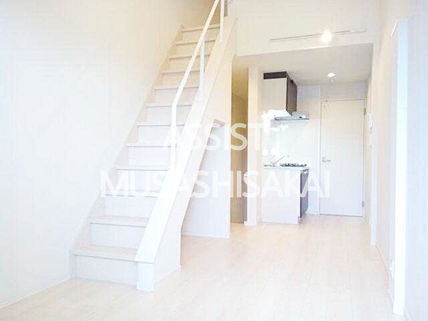 武蔵野テラスの居間・リビング|写真：設備同仕様の別物件です