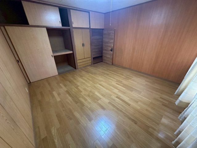 大字岩田　一戸建借家の洋室