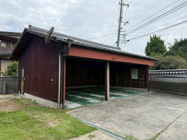 大字岩田　一戸建借家の駐車場