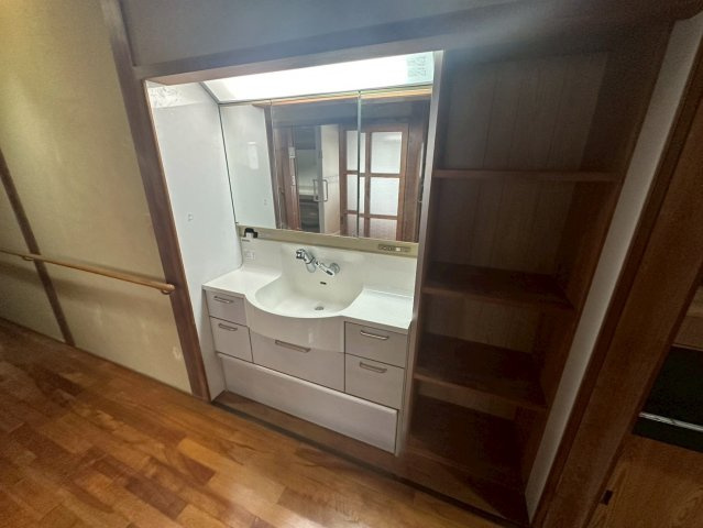 大字岩田　一戸建借家の独立洗面台