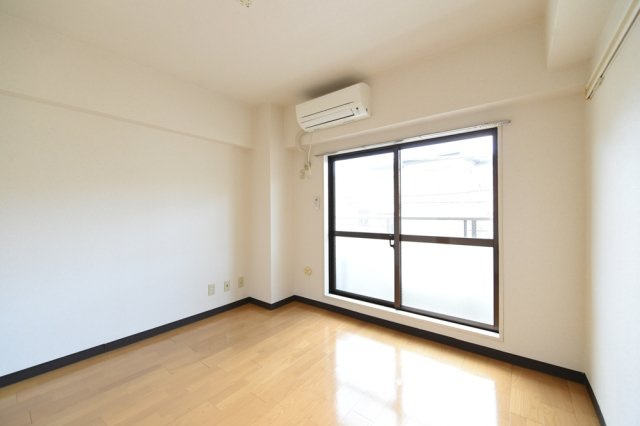 日神パレス赤堤の洋室|落ち着いた色調の洋室です