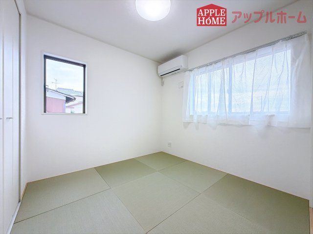 [新築住宅] 深谷市中瀬 第1 全2棟の和室|クローゼット付きの和室は、収納スペースが豊富で部屋全体がすっきりと片付きやすいのが特徴です。衣類や荷物を整理しやすく、生活感を抑えた洗練された空間を保てます。