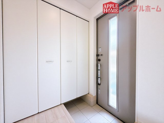 [新築住宅] 深谷市中瀬 第1 全2棟の玄関|住まう人も来客も入った時にワクワクさせてくれるオシャレな玄関♪収納もたっぷりあるので、靴がたくさんあっても安心！