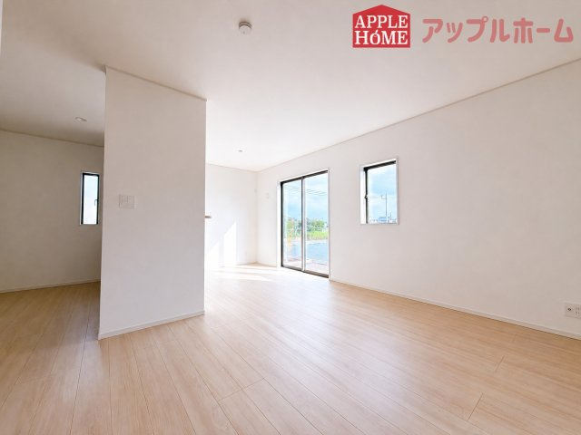 [新築住宅] 深谷市中瀬 第1 全2棟の居間・リビング|窓から差し込む光で家族を温かく包み込みます。明るいリビングで子育てする喜びを☆いつでも見学可能です！