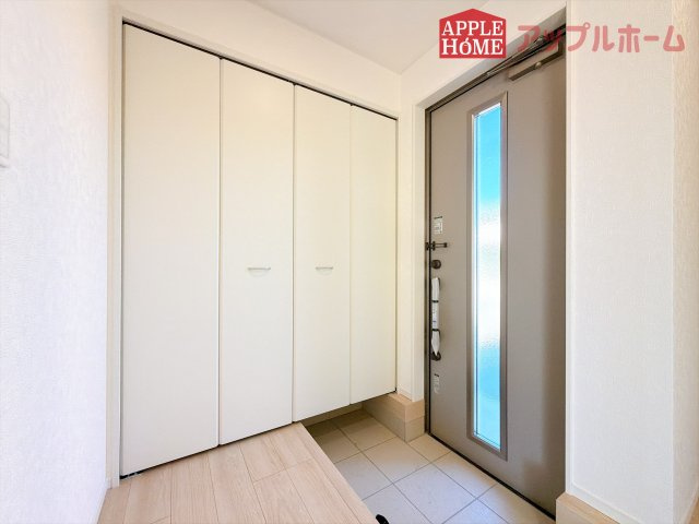 [新築住宅] 深谷市中瀬 第1 全2棟の玄関|明るく清潔感のある玄関でお客様を迎えるスペースをパッと明るい印象に！大容量の収納力で大家族の履物もすっきり収納できます♪