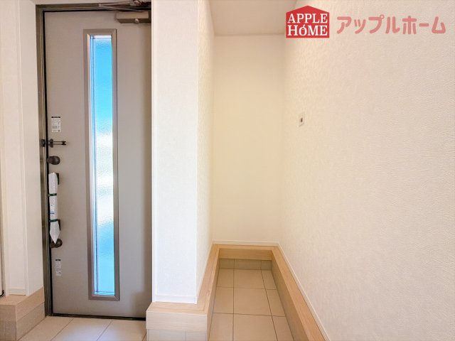 [新築住宅] 深谷市中瀬 第1 全2棟の玄関|住まう人も来客も入った時にワクワクさせてくれるオシャレな玄関♪収納もたっぷりあるので、靴がたくさんあっても安心！
