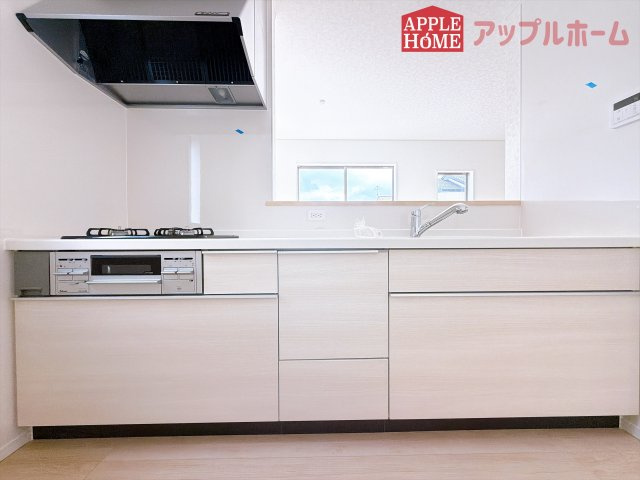[新築住宅] 深谷市中瀬 第1 全2棟のキッチン|キッチンから部屋中が見守れるので、小さなお子様がいるご家庭でも安心です。シンプル×ナチュラルな温かい空間は、どんなスタイルの家具も合わせやすいお部屋です。