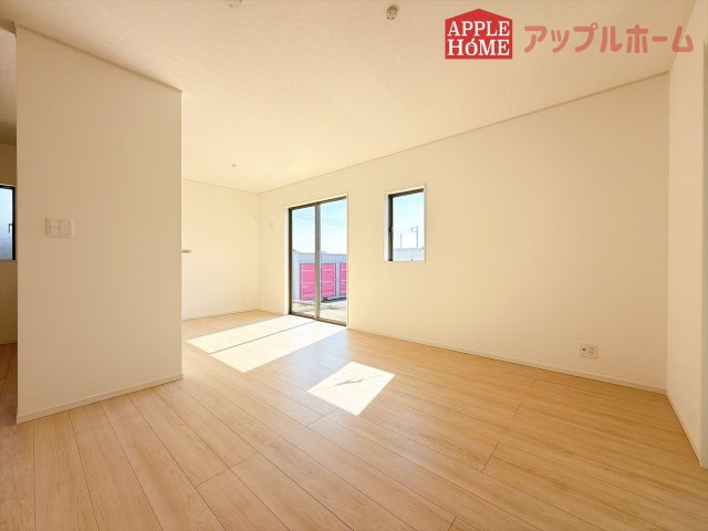 [新築住宅] 深谷市中瀬 第1 全2棟の居間・リビング|窓から差し込む光で家族を温かく包み込みます。明るいリビングで子育てする喜びを☆いつでも見学可能です！