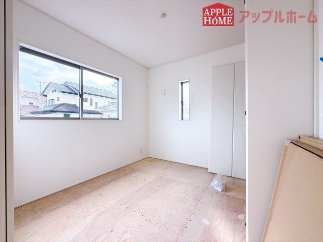 [新築住宅] 深谷市中瀬 第1 全2棟の和室|クローゼット付きの和室は、収納スペースが豊富で部屋全体がすっきりと片付きやすいのが特徴です。荷物を整理しやすく、生活感を抑えた洗練された空間を保てます。