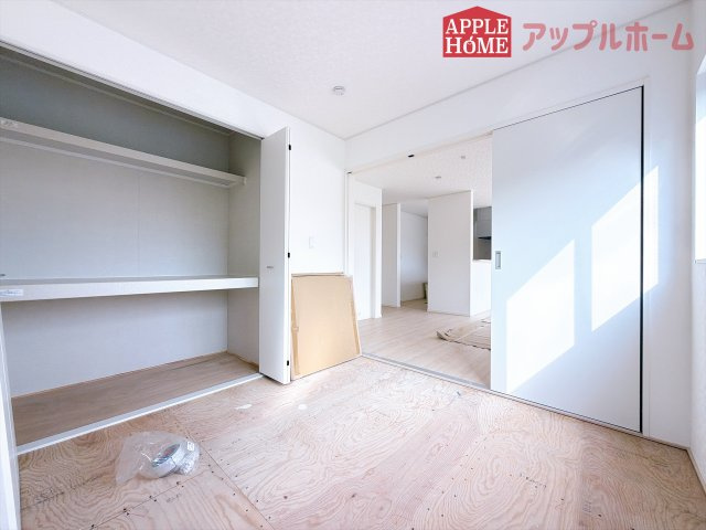 [新築住宅] 深谷市中瀬 第1 全2棟の和室|クローゼット付きの和室は、収納スペースが豊富で部屋全体がすっきりと片付きやすいのが特徴です。荷物を整理しやすく、生活感を抑えた洗練された空間を保てます。