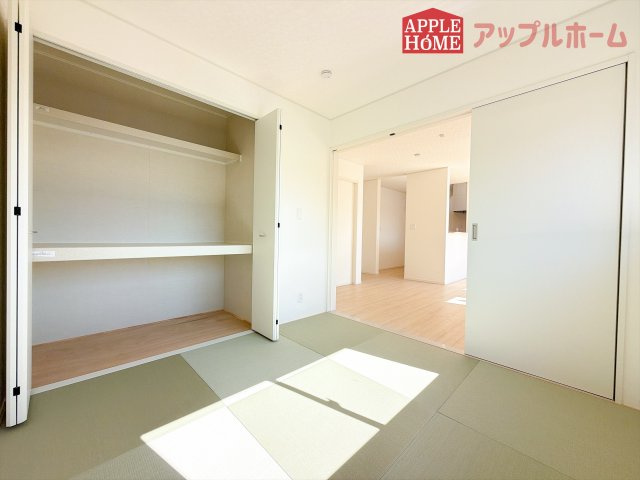 [新築住宅] 深谷市中瀬 第1 全2棟の和室|クローゼット付きの和室は、収納スペースが豊富で部屋全体がすっきりと片付きやすいのが特徴です。衣類や荷物を整理しやすく、生活感を抑えた洗練された空間を保てます。