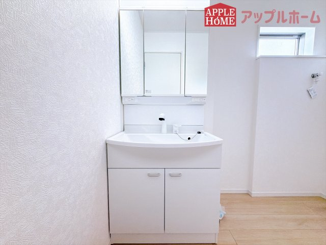 [新築住宅] 深谷市中瀬 第1 全2棟の独立洗面台|三面鏡付きの洗面化粧台ですので、たっぷりと収納いただけます。白を基調とした清潔感のある快適空間です。毎日の身支度も気持ち良くお使い頂けます！！
