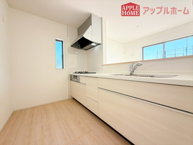 [新築住宅] 深谷市中瀬 第1 全2棟のキッチン|見栄えもよくお手入れもスムーズに出来ます。豊富な収納力もございますので、キッチンスペースをスッキリとお使い頂けそうです。