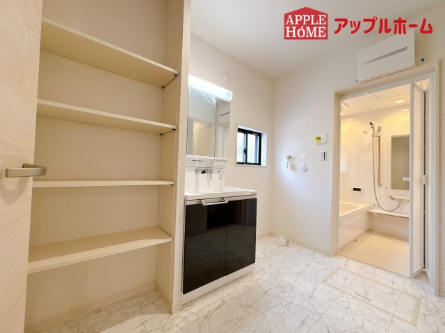 [新築住宅] 鴻巣市宮前 第1期 全8棟の独立洗面台|ゆとりの洗面スペースで朝の身支度も快適スムーズに。３面鏡で髪のセットやお化粧もストレスなくこなせ、朝から気分良く通勤通学に向かえそうですね！鏡の裏にはたっぷりと収納スペースを標準装備