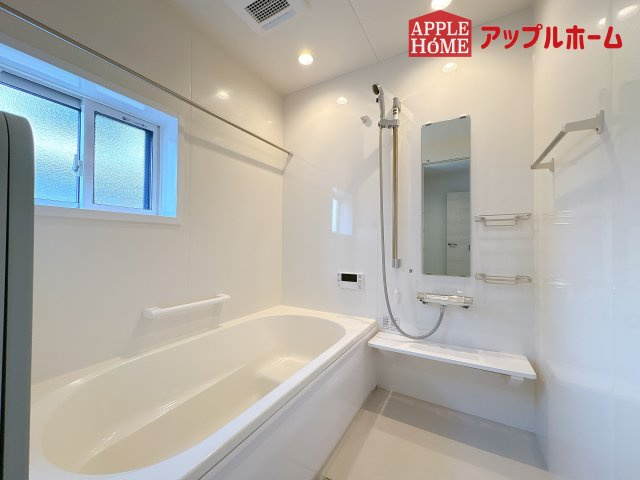 [新築住宅] 鴻巣市宮前 第1期 全8棟の浴室|窓付きのバスルームは、採光もあり明るく気持ちの良い空間です。窓があることで、換気環境も良好。掃除もスムーズに出来ます