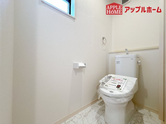 [新築住宅] 鴻巣市宮前 第1期 全8棟のトイレ|白を基調とした清潔感のある明るい空間。温水洗浄便座付きで、毎日快適・清潔に使用できます。操作しやすい壁面リモコンを採用しています。