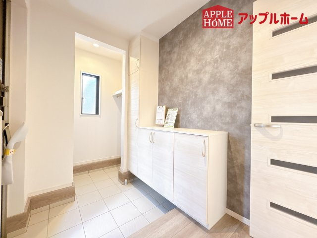 [新築住宅] 鴻巣市宮前 第1期 全8棟の玄関|住まう人も来客も入った時にワクワクさせてくれるオシャレな玄関♪収納もたっぷりあるので、靴がたくさんあっても安心！