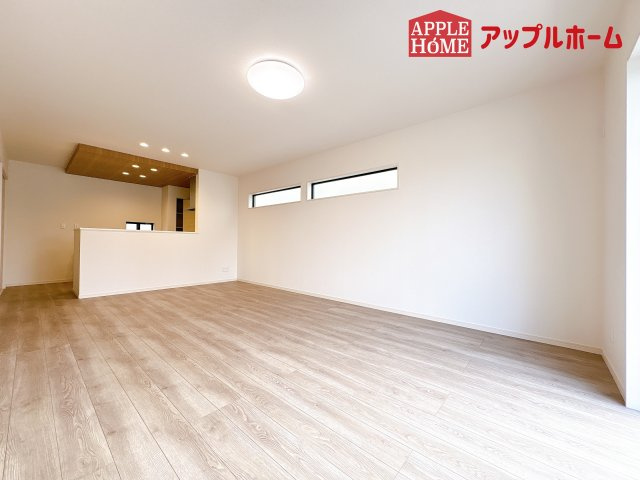 [新築住宅] 鴻巣市宮前 第1期 全8棟の居間・リビング|窓から差し込む光で家族を温かく包み込みます。明るいリビングで子育てする喜びを☆いつでも見学可能です！
