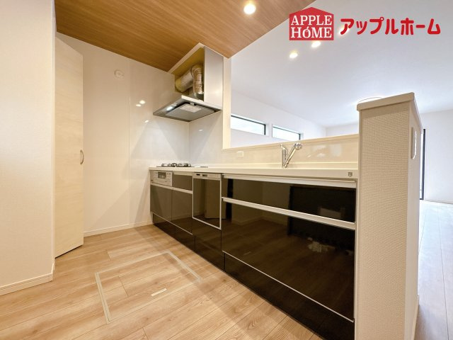 [新築住宅] 鴻巣市宮前 第1期 全8棟のキッチン|見栄えもよくお手入れもスムーズに出来ます。豊富な収納力もございますので、キッチンスペースをスッキリとお使い頂けそうです。