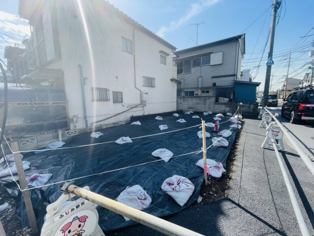 敷地面積１７坪　売地　三芳町北永井の前面道路含む現地写真|角地♪北側公道７．２ｍ、東側４ｍ。買物施設・公園まで徒歩圏内♪現地（2026年2月）撮影