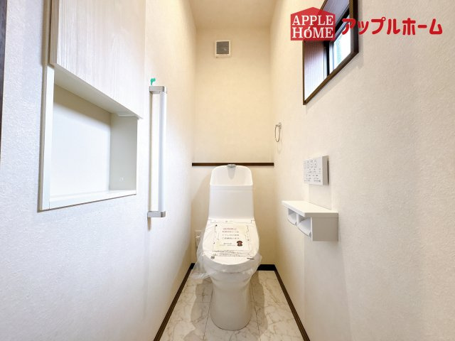 [新築住宅] 鴻巣市宮前 第1期 全8棟のトイレ|白を基調とした清潔感のある明るい空間。温水洗浄便座付きで、毎日快適・清潔に使用できます。操作しやすい壁面リモコンを採用しています。