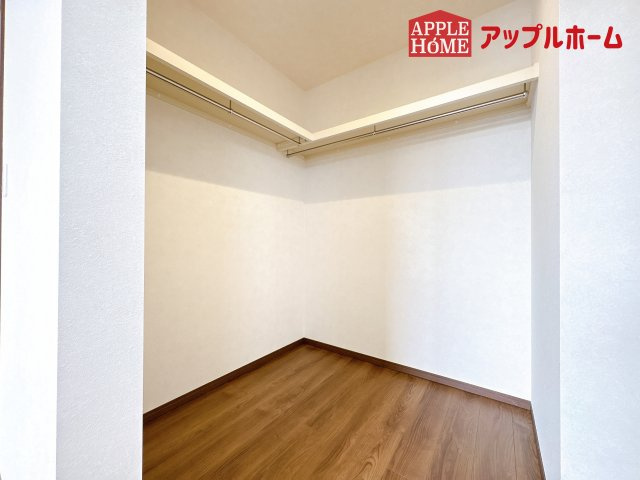 [新築住宅] 鴻巣市宮前 第1期 全8棟の収納|お洋服を大切にされる方に大変喜ばれる、ウォークインクローゼット。お洋服以外にも掃除機やスーツケースなどを一箇所に集約できるのは魅力ですね！扉が一箇所ですので、お部屋の見た目にもスッキリ！