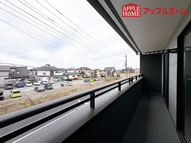 [新築住宅] 鴻巣市宮前 第1期 全8棟のバルコニー|家族分の洗濯物もしっかり干せます。日当たりも良く、毎日のお洗濯が楽しくなりそう♪お布団は手軽に干せていつもポカポカに☆