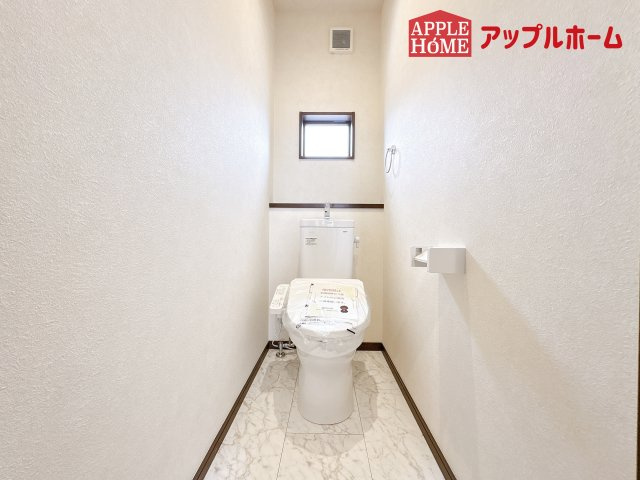 [新築住宅] 鴻巣市宮前 第1期 全8棟のトイレ|白を基調とした清潔感のある明るい空間。温水洗浄便座付きで、毎日快適・清潔に使用できます。操作しやすい壁面リモコンを採用しています。