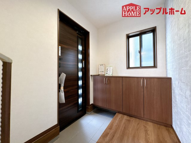 [新築住宅] 鴻巣市宮前 第1期 全8棟の玄関|住まう人も来客も入った時にワクワクさせてくれるオシャレな玄関♪収納もたっぷりあるので、靴がたくさんあっても安心！