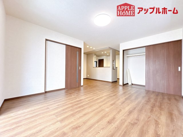[新築住宅] 鴻巣市宮前 第1期 全8棟の居間・リビング|窓から差し込む光で家族を温かく包み込みます。明るいリビングで子育てする喜びを☆いつでも見学可能です！