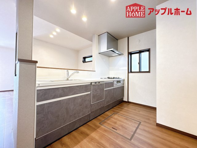 [新築住宅] 鴻巣市宮前 第1期 全8棟のキッチン|見栄えもよくお手入れもスムーズに出来ます。豊富な収納力もございますので、キッチンスペースをスッキリとお使い頂けそうです。